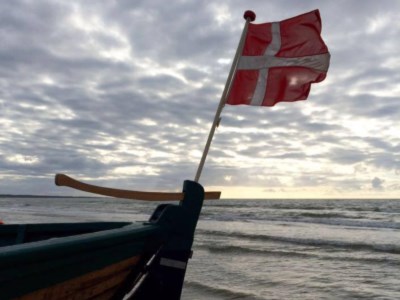 Dänische Flagge am Boot - Adressensuche Dänemark.